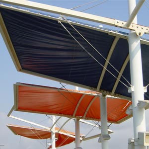 Estructura tensada en forma de parasol azul en parque temático Port Aventura