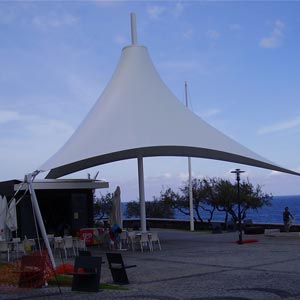 Estructura tensada en terraza de restaurante Porto moniz con mar de fondo