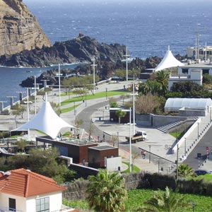 Vista aérea de estructura tensada en terraza de restaurante Porto moniz con mar de fondo