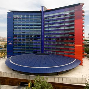 Estructura tensada en fachada multicolor del Hotel Puerta América