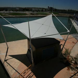 Estructura tensada triangular delante del mar en edificio rivas futura