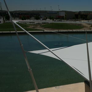 Detalle del sistema de tensado de la Estructura tensada triangular delante del mar en edificio rivas