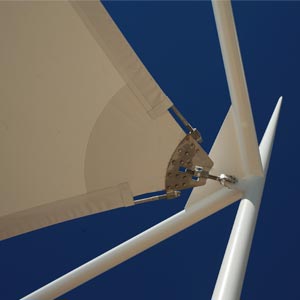 Detalle del sistema de tensado de la Estructura tensada triangular delante del mar en edificio rivas