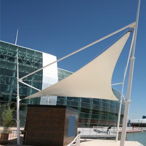 Estructura tensada triangular delante del mar en edificio rivas futura