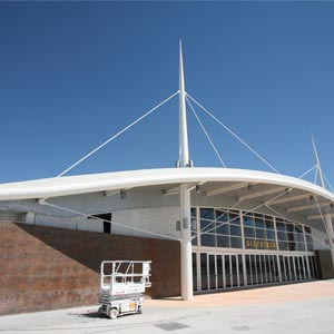 Estructura tensada triangular delante del mar en edificio rivas futura