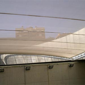 Estructura tensada cubriendo la ronda de Sabadell