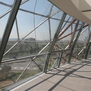 Interior de la fachada textil del edificio sede iguzzini donde se transfiere luz
