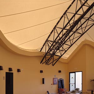 Interior del edificio que cubre la estructura tensada del Sun Garden Aparthotel