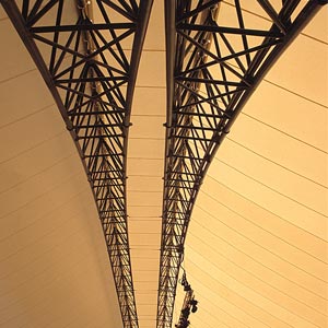 Estructura central del interior que sujeta la lona de la estructura tensada del Sun Garden Aparthote