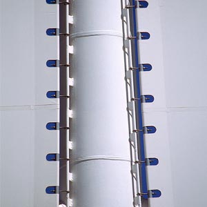 Detalle de los amarres de la estructura tensada del parque temático Terra Mítica