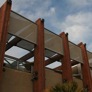 Laterales de la estructura tensada del centro comercial Thader