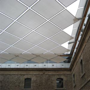 Estructura tensada con módulos cuadrados en terraza de la Universidad de Cartagena