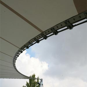 Estructura tensada en parque de la Universidad de Barcelona