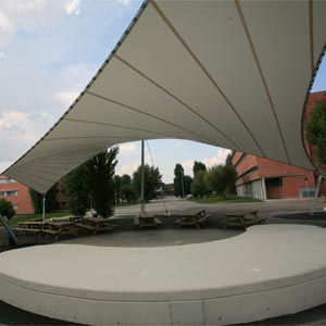 Estructura tensada en parque de la Universidad de Barcelona