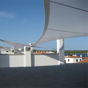 Estructura tensada entre edificios de urbanización marina fornells