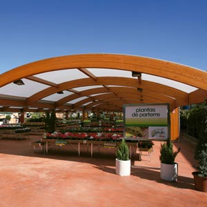 Estructura tensada con materiales ETFE y madera del centro comercial Vaguada