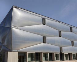 Edificio con fachada efte le nuage