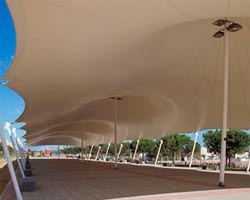 Estructura tensada en forma de circo en paseo Avenida de Andalucía