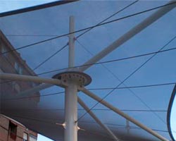 Estructura tensada semitransparente en ayuntamiento de Segovia