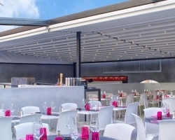 Pérgola en exterior de restaurante con visibilidad 
