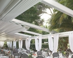 Toldo desplegable blanco exterior restaurante 