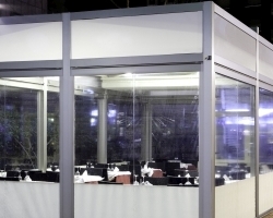 toldo blanco y transparente cubierto totalmente