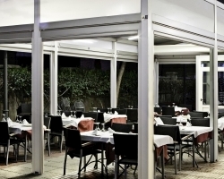 Toldo blanco y negro desplegado