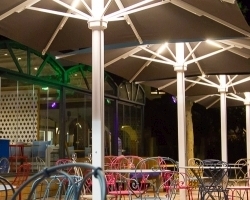 Parasoles cuadrados estilo rustico iluminados
