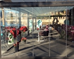 Pérgola con cerramiento de cristal en restaurante en paseo marítimo