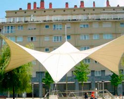 Estructura tensada en parque Bentra Berri con vértices a diferentes alturas