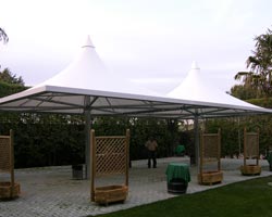 Estructura en forma de toldo en terraza