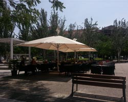 Parasoles en terraza en parque