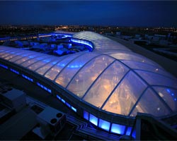 Cubierta ETFE en forma de v de un centro comercial