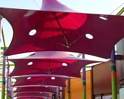 Estructura tensada roja en centro comercial
