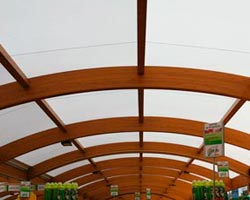 Cubierta de PVC con estructura de madera