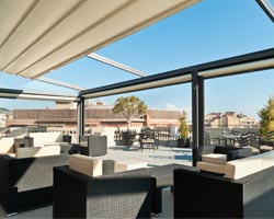 Pergola con toldo blanco desplegables para terraza de restaurante