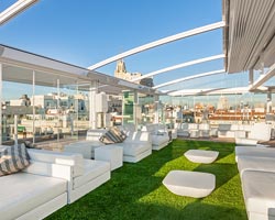 Pergola con toldo blanco desplegables terraza restaurante bar