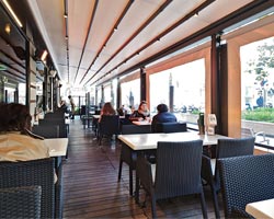 Pergola y toldo desplegable en terraza de restaurante bar