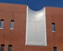 Toldo cubierta entre edificios