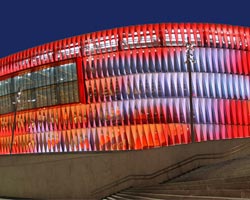 Fachada ETFE en color rojo del estadio SAN MAMES