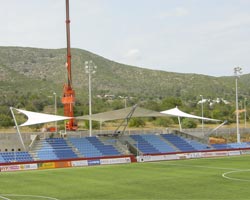 Estructura tensada en forma de cubierta en gradería de estadio de futbol