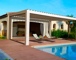 Pérgola en exterior de casa con piscina