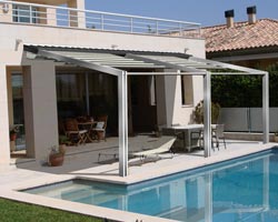 Pérgola en exterior de casa moderna  con piscina