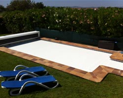 Cobertor de lamas con cofre en piscina
