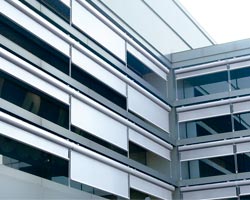 Cortinas enrollables en balcones de edificio