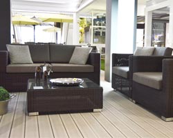 Sofas y mesilla de mobiliario exterior