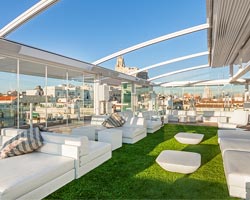 Pergola con toldo blanco desplegable y mobiliario de exterior blanco