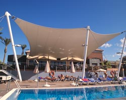 Estructura tensada de lona en piscina