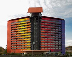 Estructura tensada de PVC en fachada de hotel