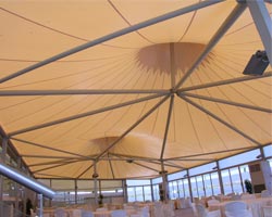 Estructura tensada en forma de carpa en terraza de restaurante